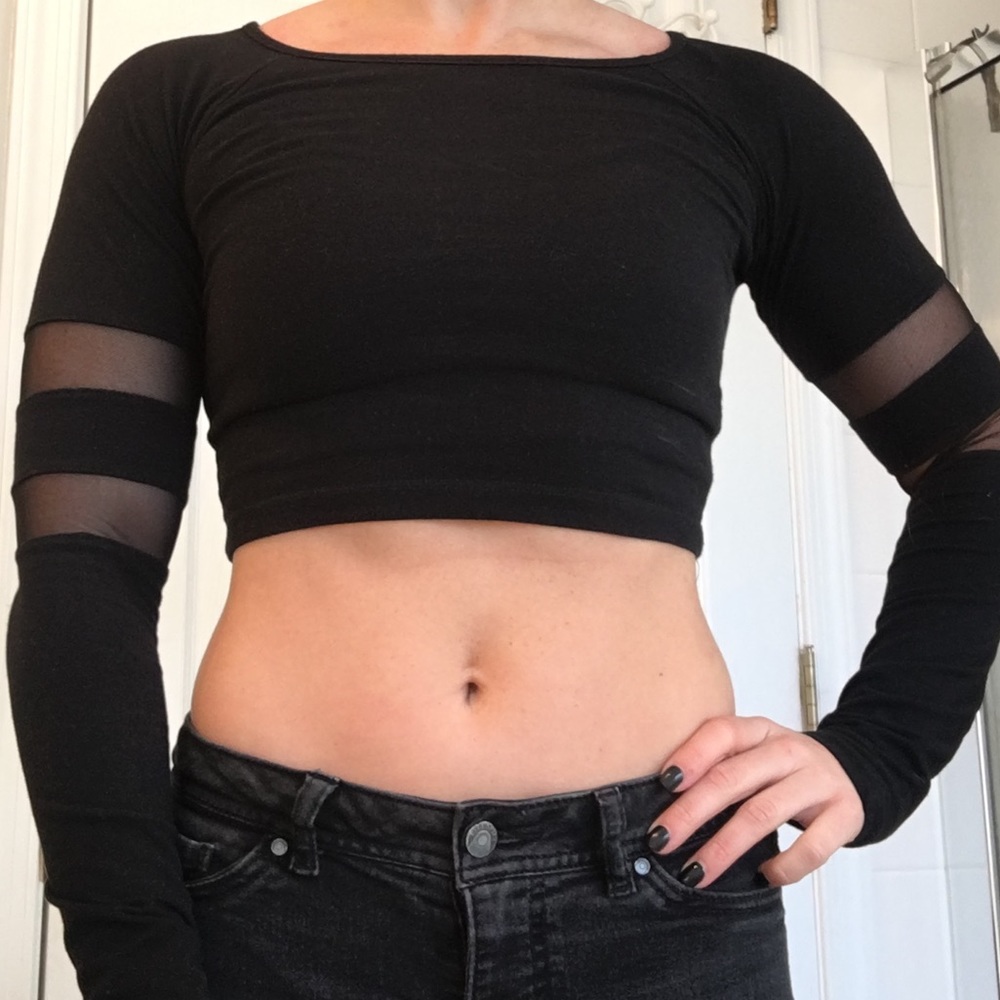 Black long sleeve crop top